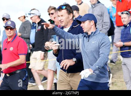 Der nordirische Rory McIlroy (rechts) und der ehemalige Golfer Sir Nick Faldo diskutierten während des 4. Trainingstages der Open auf dem Old Course, St Andrews, über den Fairway 13.. Bilddatum: Mittwoch, 13. Juli 2022. Stockfoto