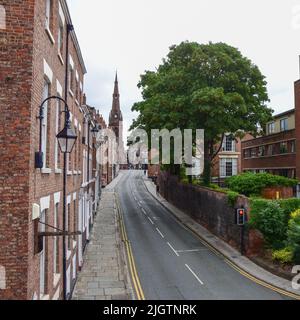 Chester, Großbritannien: 3. Jul 2022: Chester, Großbritannien: 3. Jul 2022: Eine allgemeine Szene der Watergate Street in Chester Stockfoto