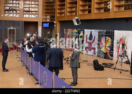 Brüssel, Belgien. 12.. Juli 2022. Der kroatische Gesundheitsminister Zdravko Maric, links, spricht im Saal des Justus Lipsius-Gebäudes in Brüssel, Belgien, mit Journalisten, die anlässlich der tschechischen EU-Präsidentschaft am 12. Juli 2022 von tschechischen Künstlern mit zwölf Teppichen mit Blumenmotiven geschmückt wurden. Kredit: Petr Kupec/CTK Foto/Alamy Live Nachrichten Stockfoto