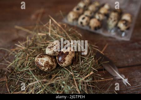 Traditionelle Osterdekoration mit Eiern aus der Nähe Stockfoto