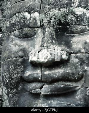 Fragment des Bayon-Tempels mit lächelndem Buddha aus nächster Nähe im Komplex von Angkor Thom, Siem Reap, Kambodscha Stockfoto