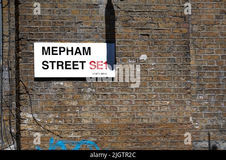 Straßenschild in Richtung Mepham Street, London, SE1, England. Stockfoto