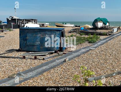 Working Beach, größtenteils verlassen, im Südosten von Kent, Großbritannien. Viele Beweise, die seit dem 18.. Jahrhundert von einer sehr geschäftigen Fischereiindustrie zurückgelassen wurden. Stockfoto