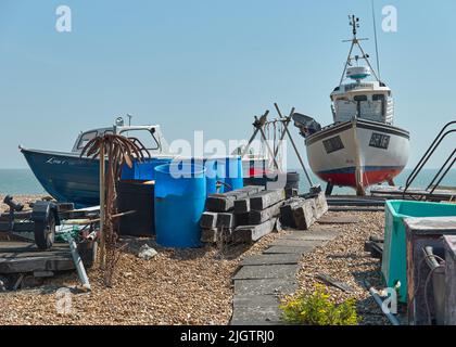 Working Beach, größtenteils verlassen, im Südosten von Kent, Großbritannien. Viele Beweise, die seit dem 18.. Jahrhundert von einer sehr geschäftigen Fischereiindustrie zurückgelassen wurden. Stockfoto