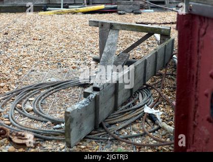 Working Beach, größtenteils verlassen, im Südosten von Kent, Großbritannien. Viele Beweise, die seit dem 18.. Jahrhundert von einer sehr geschäftigen Fischereiindustrie zurückgelassen wurden. Stockfoto