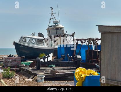 Working Beach, größtenteils verlassen, im Südosten von Kent, Großbritannien. Viele Beweise, die seit dem 18.. Jahrhundert von einer sehr geschäftigen Fischereiindustrie zurückgelassen wurden. Stockfoto