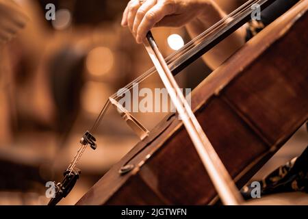 Detail des Cellos, das während des Konzerts gespielt wird Stockfoto