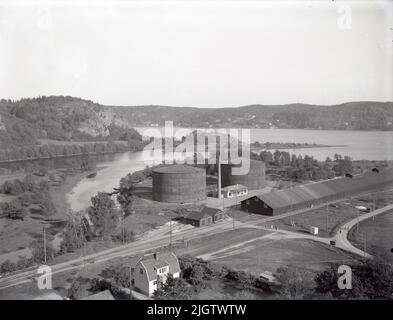 Laut Begleitnotizen: '1948. Nr. 18. Die Zisternen. Munkedal Harbour“. Selma Andrietta Beata Sahlberg wurde am 12/2 1883 in Torsby im südlichen Bohuslän geboren und starb am 22/5 1972 in Munkedal. Stockfoto