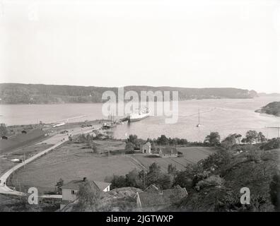 Laut Begleitnotizen: 'Munkedal Harbour 1948. Piet (?) Julius.“ Informationen von Munkedal HBF: 'Munkedal, Saltkällefjord, M/T Julius.' Selma Andrietta Beata Sahlberg wurde am 12/2 1883 in Torsby im südlichen Bohuslän geboren und starb am 22/5 1972 in Munkedal. Stockfoto