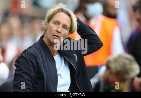 London, England, 12.. Juli 2022. Martina Voss-Tecklenburg-Trainerin aus Deutschland beim Spiel der UEFA Women's European Championship 2022 im Brentford Community Stadium, London. Bildnachweis sollte lauten: Paul Terry / Sportimage Stockfoto