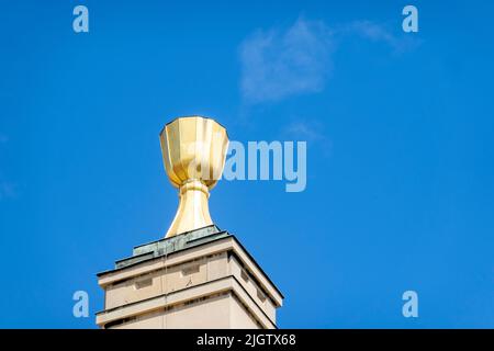Goldener Kelch auf dem Turm des Hus-Kongregationshauses, oder Husův sbor - eine hussitische Kirche in der Farského-Straße in Holešovice, Prag, Tschechische republik Stockfoto