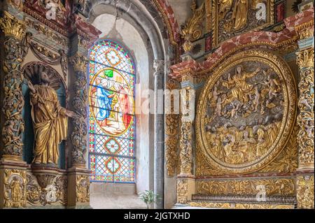 Detail der Inneneinrichtung der Abteikirche Saint-Pierre in Beaulieu-sur-Dordogne, einem der schönsten Dörfer Frankreichs Stockfoto