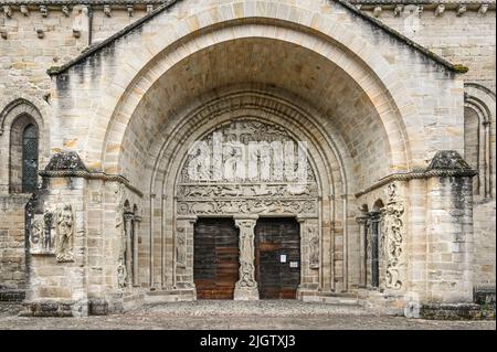 Das berühmte romanische Tympanon der Abteikirche Saint-Pierre in Beaulieu-sur-Dordogne, einem der schönsten Dörfer Frankreichs Stockfoto