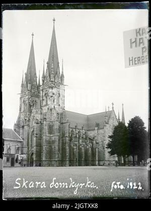 Nach dem Text auf dem Foto: 'Skara Kathedrale, Foto 1922'. Es gibt viele Hinweise darauf, dass die Skara-Kathedrale bereits im Jahr 1000s gebaut wurde. Seitdem wurde die Kirche in jedem Jahrhundert wieder aufgebaut und sogar zu dem umgebaut, was sie heute ist. Von Anfang an und bis zur Reformation war es ein zentrales Heiligtum für die gesamte Diözese und keine Pfarrkirche wie heute. Ende des 13.. Jahrhunderts fand die erste große Sanierung statt, nachdem hier Bischof Brynolf Algotsson installiert wurde. Dann wurde der romanische Stil als veraltet angesehen. Zu Beginn des 1300s, die französische Gotik Stockfoto