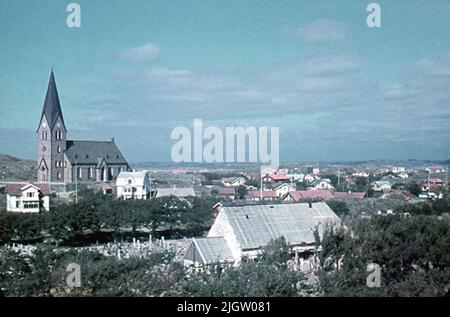 Nach Angaben: 70 St. Ramed-Folie. + 5 Stück Dosen mit oramadeier Folie. Boote, Werften, Meer, Menschen.Film-Nr. 123 Öckerö Kirche mit Gesellschaft. Im Vordergrund ist die alte Kirche. Stockfoto