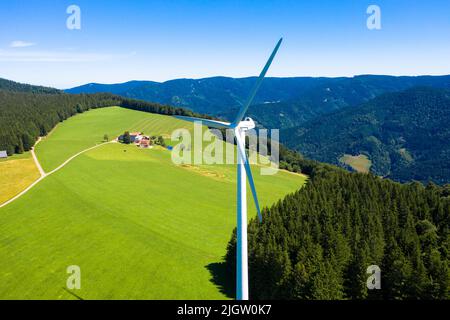 Luftaufnahme des Windparks in der hellen grünen Wiese und Tannen. St. Peter, Schwarzwald, Deutschland. Konzept für regenerative Energie. Stockfoto