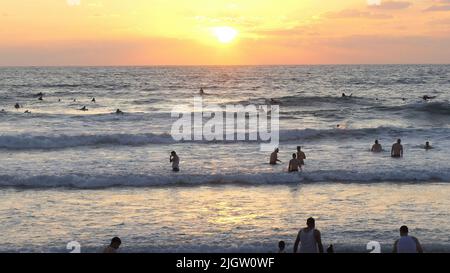 Während des muslimischen Feiertages von Eid al-Adha am 11. Juli 2022 in Tel Aviv, Israel, verbringen Palästinenser Zeit in den Gewässern des Mittelmeers. Israelische Behörden erlaubten den Palästinensern im Westjordanland, Tel Aviv und andere Orte in Israel während des Eid al-Adha-Urlaubs zu besuchen. Stockfoto