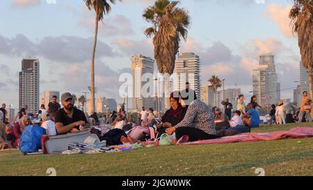 Während des muslimischen Feiertages von Eid al-Adha am 11. Juli 2022 in Tel Aviv, Israel, versammeln sich Palästinenser im Strandpark von Charles Clore. Israelische Behörden erlaubten den Palästinensern im Westjordanland, Tel Aviv und andere Orte in Israel während des Eid al-Adha-Urlaubs zu besuchen. Stockfoto