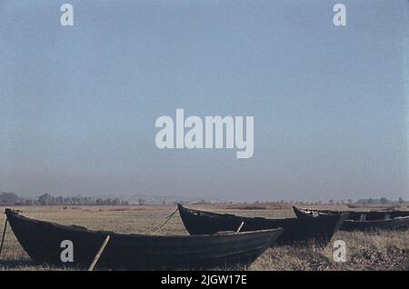 Fotografiert von 1966-09-11 bis 1966-09-17.kielboat von Rügen '. Drei Boote werden an einem Strand in Betrieb genommen. Stockfoto