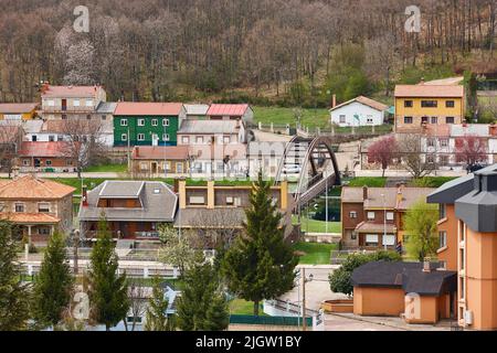 Stadt- und Naturlandschaft in Palencia. Velilla Rio Carrion. Spanien Stockfoto