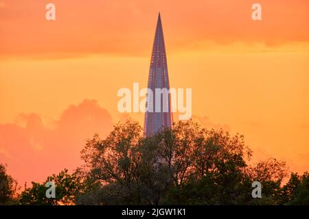 Saint-Petersburg, Russland - 09. Jun 2021: Lakhta-Zentrum und der Finnische Meerbusen bei Sonnenuntergang. Stockfoto