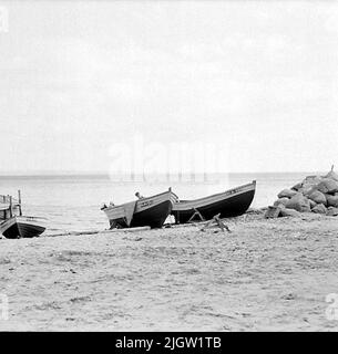 Drei Boote werden an einem Strand in Betrieb genommen. Stockfoto