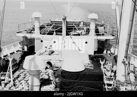 Das Foto wurde ungefähr 1961-09-22 aufgenommen. Zwei Männer liegen auf einem Schiff und sonnen sich an Deck. African travel35 Bilder in Serie. Stockfoto