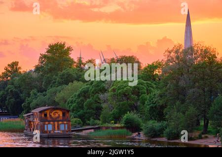 Saint-Petersburg, Russland - 09. Jun 2021: Lakhta-Zentrum und der Finnische Meerbusen bei Sonnenuntergang. Stockfoto