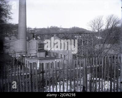 Selma Andrietta Beata Sahlberg wurde am 12/2 1883 in Torsby in Södra Bohuslän geboren und starb am 22/5 1972 in Munkedal.Eine Fabrik mit einem Zaun im Vordergrund. . ' '1922. Munkedals Fabrik. Teile der Fabrik von Munkedal. Stockfoto