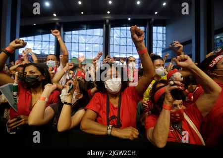 Brasilia, Brasilien. 12.. Juli 2022. Anhänger des ehemaligen brasilianischen Präsidenten und aktuellen Präsidentschaftskandidaten Luiz Inacio Lula da Silva nehmen an einer Vorwahlveranstaltung in Brasilia, Brasilien, am 12. Juli 2022 Teil. Lula startete am 7. Mai seine Kampagne für die Präsidentschaft. Die nächsten Präsidentschaftswahlen in Brasilien sind für den 2. Oktober geplant. Quelle: Lucio Tavora/Xinhua/Alamy Live News Stockfoto