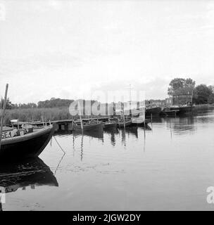 Ein paar Boote befinden sich an einigen Anlegestellen in einer Marina. Stockfoto