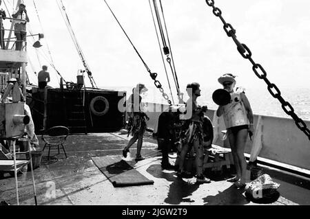 Das Foto wurde ungefähr 1961-09-02 aufgenommen. Linie für diejenigen, die den Äquator zum ersten Mal passieren. An Deck ist eine Szene vorbereitet. Ein Mann, der als Polizist gekleidet ist, schreit in einem Megaphon seine Befehle aus. Afrikanreise, Aden Linjedop.36 Bilder in Serie. Stockfoto