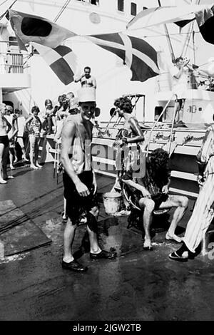 Das Foto wurde ungefähr 1961-09-02 aufgenommen. Linie für diejenigen, die den Äquator zum ersten Mal passieren. An Deck ist eine Szene vorbereitet. Ein „Grün“ wird rasiert. Afrikanreise, Aden Linjedop.36 Bilder in Serie. Stockfoto