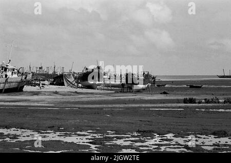 Afrikanische Reise, zanzibars einfach Erwerb: Bücher und Archivmaterial.35 Bilder in Serien. Das Foto wurde ungefähr 1961-09-12 aufgenommen. Eine Reihe von Booten befinden sich an Land in einem Hafen, einige sind umgedreht. Es ist Ebbe. Stockfoto