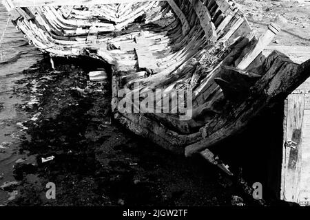 African trip, Port Sudden Acquisition: Bücher und Archivmaterial.36 Bilder in Serien. Das Foto wurde ungefähr 1961-08-22 aufgenommen. Ein Schiffswrack befindet sich an einem Strand. Stockfoto