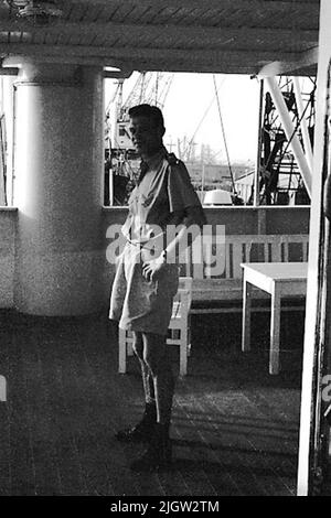 African trip, Port Sudden Acquisition: Bücher und Archivmaterial.36 Bilder in Serien. Das Foto wurde ungefähr 1961-08-22 aufgenommen. Ein Mann aus der Besatzung eines Schiffes steht an Deck. Stockfoto