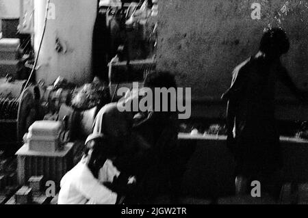 African trip, Port Sudden Acquisition: Bücher und Archivmaterial.36 Bilder in Serien. Das Foto wurde ungefähr 1961-08-22 aufgenommen. Vier Männer an einem der Ladungsluken auf einem Schiff. Stockfoto