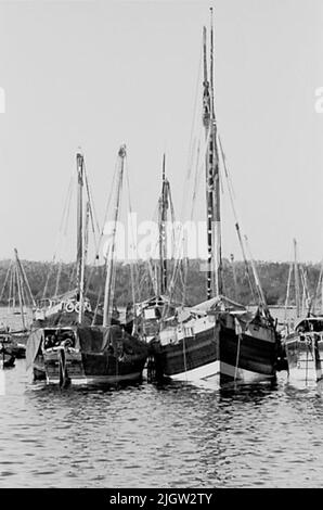 Afrikanische Reise, zanzibars einfach Erwerb: Bücher und Archivmaterial.35 Bilder in Serien. Das Foto wurde ungefähr 1961-09-12 aufgenommen. Eine Reihe von Booten befinden sich in einem Hafen. Die meisten sind Segelboote. Stockfoto