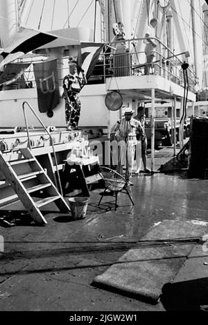 Das Foto wurde ungefähr 1961-09-02 aufgenommen. Linie für diejenigen, die den Äquator zum ersten Mal passieren. An Deck ist eine Szene vorbereitet. Ein Mann ist als Barbier gekleidet, der für die Rasur der „Jungen“ verantwortlich ist. Afrikanreise, Aden Linjedop.36 Bilder in Serie. Stockfoto