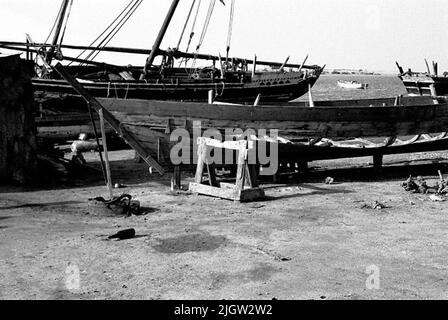 African trip, Port Sudden Acquisition: Bücher und Archivmaterial.36 Bilder in Serien. Das Foto wurde ungefähr 1961-08-22 aufgenommen. Einige Schiffe befinden sich an einem Strand, der renoviert werden soll. Im Frontschiff fehlen einige Tischplanken. Stockfoto