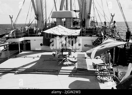 Das Foto wurde ungefähr 1961-09-02 aufgenommen. Linie für diejenigen, die den Äquator zum ersten Mal passieren. An Deck ist eine Szene vorbereitet. Auf einigen Stühlen sind 'Schauspieler', zwei Männer aus der Crew. Afrikanreise, Aden Linjedop.36 Bilder in Serie. Stockfoto