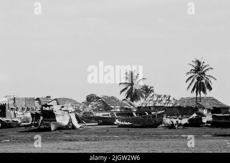 Afrikanische Reise, zanzibars einfach Erwerb: Bücher und Archivmaterial.35 Bilder in Serien. Das Foto wurde ungefähr 1961-09-12 aufgenommen. Ein paar Boote befinden sich außerhalb eines Wohngebäudes, in einer Gemeinde. Stockfoto