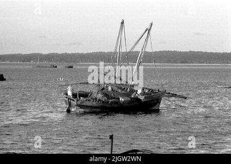 Afrikanische Reise, zanzibars einfach Erwerb: Bücher und Archivmaterial.35 Bilder in Serien. Das Foto wurde ungefähr 1961-09-12 aufgenommen. Ein paar Boote befinden sich in einer Meeresbucht. Die meisten Boote sind Fischerboote. Stockfoto