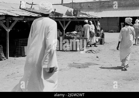 African trip, Port Sudden Acquisition: Bücher und Archivmaterial.36 Bilder in Serien. Das Foto wurde ungefähr 1961-08-22 aufgenommen. Ein paar Männer, die auf einer Geschäftsstraße fotografiert wurden. Einige stehen an einem der Geschäftsdiskussionssiones. Rechts ist die Frau des Fotografen zu sehen. Stockfoto