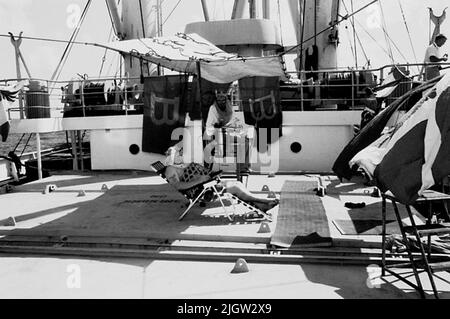 Das Foto wurde ungefähr 1961-09-02 aufgenommen. Linie für diejenigen, die den Äquator zum ersten Mal passieren. An Deck ist eine Szene vorbereitet. Auf einigen Stühlen stehen 'König Neptun und sein Ziel'; zwei Männer aus der Crew. Afrikanreise, Aden Linjedop.36 Bilder in Serie. Stockfoto