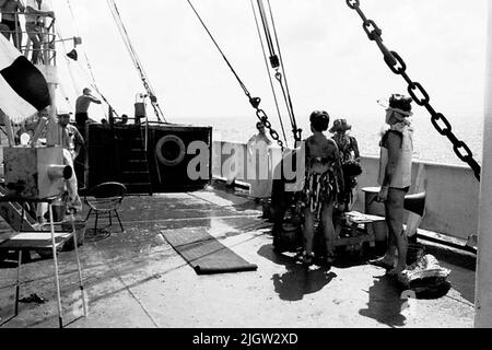 Das Foto wurde ungefähr 1961-09-02 aufgenommen. Linie für diejenigen, die den Äquator zum ersten Mal passieren. An Deck ist eine Szene vorbereitet. Ein Mann, der als Polizeibeamter gekleidet ist, überwacht seine „Gefangenen“. Afrikanreise, Aden Linjedop.36 Bilder in Serie. Stockfoto