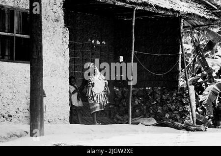 Afrikanische Reise, zanzibars einfach Erwerb: Bücher und Archivmaterial.35 Bilder in Serien. Das Foto wurde ungefähr 1961-09-12 aufgenommen. Eine Frau und ein Kind stehen auf einem Dach vor einem Wohnhaus. Stockfoto