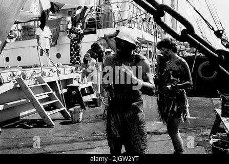 Das Foto wurde ungefähr 1961-09-02 aufgenommen. Linie für diejenigen, die den Äquator zum ersten Mal passieren. An Deck ist eine Szene vorbereitet. Ein Mann und eine Frau sind Make-up in 'Kriegsmalerei'. Afrikanreise, Aden Linjedop.36 Bilder in Serie. Stockfoto