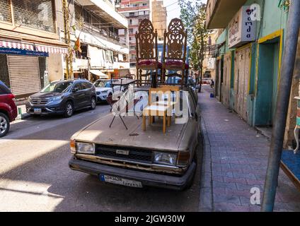 Stühle auf einem alten Auto im Antiquitätenviertel Basta, im Regierungsbezirk Beirut, Beirut, Libanon Stockfoto