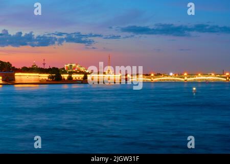 Peter und Paul Festung, Neva Fluss und Trinity-Brücke in St. Petersburg während der Weißen Nacht, Russland Stockfoto